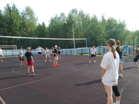 Игра в пионербол между 1 и 2 отрядом